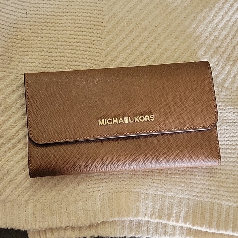 NWT Michael kors jet set travel trifold leather wallet.